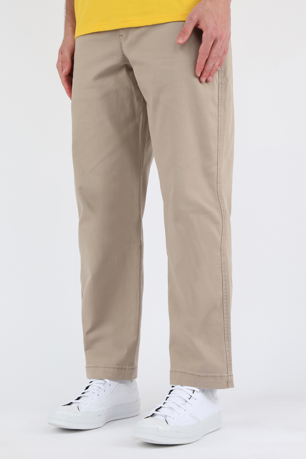 תמונת כל הלוק של נעלי צ'אק 70 לבנות עם זריקת צבע